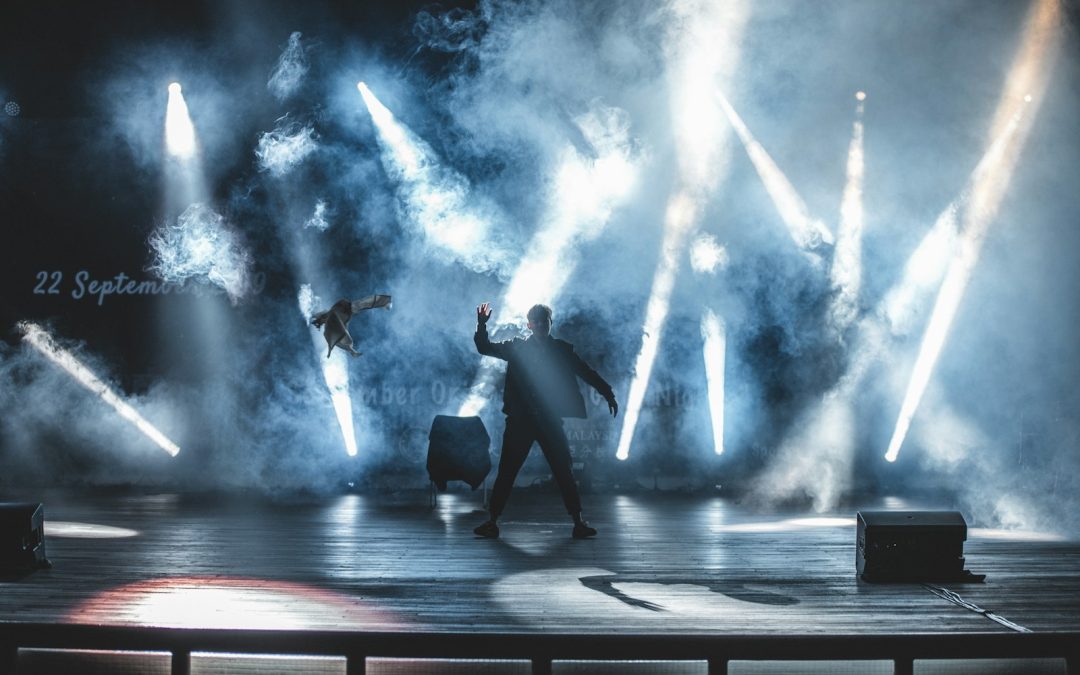 2 women dancing on stage